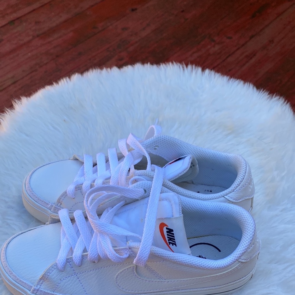 Women sneakers  Size 6  good condition, very clean. Casual shoes